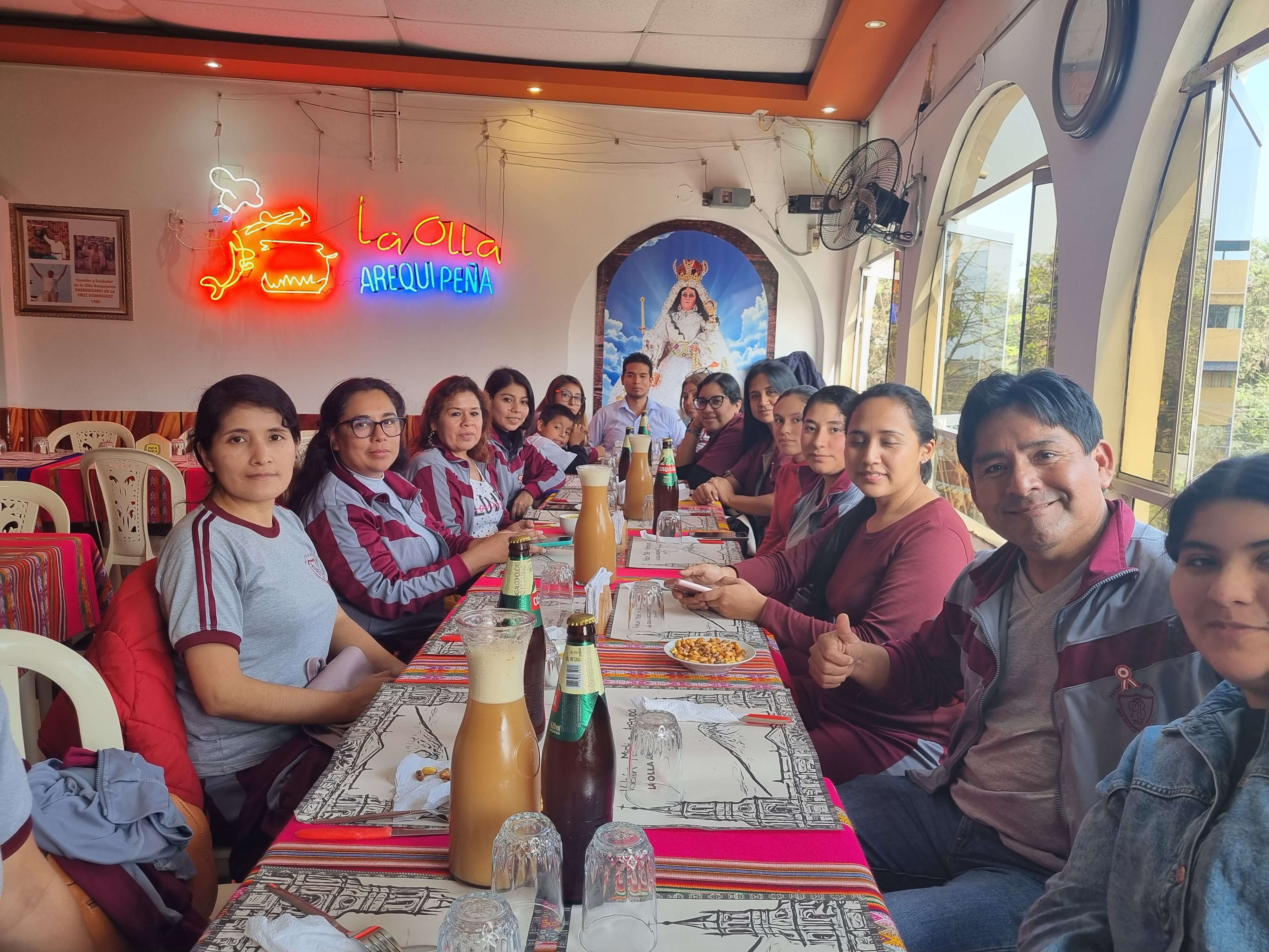 Imagen de una profesora saludando